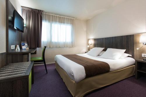 Łóżko lub łóżka w pokoju w obiekcie Comfort Hotel Toulouse Sud