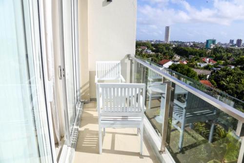 - deux chaises sur un balcon avec vue sur la ville dans l'établissement Apna Colombo, à Nawala
