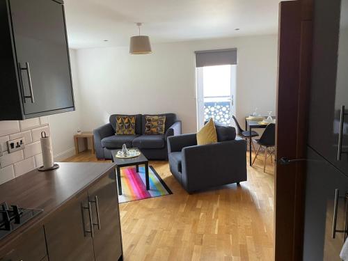 Central Hull Spacious Apartment H3 في هال: غرفة معيشة مع أريكة وطاولة