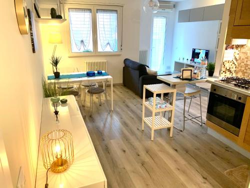 ein Wohnzimmer und eine Küche mit einem Tisch und Stühlen in der Unterkunft Beach e Relax a Giulianova in Giulianova