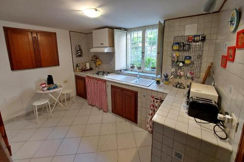 uma cozinha com um lavatório e uma bancada em Casa Mariu' em Nápoles