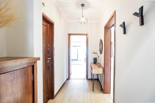 2BR Flat in Bonfim w/ AC & Balcony by LovelyStay