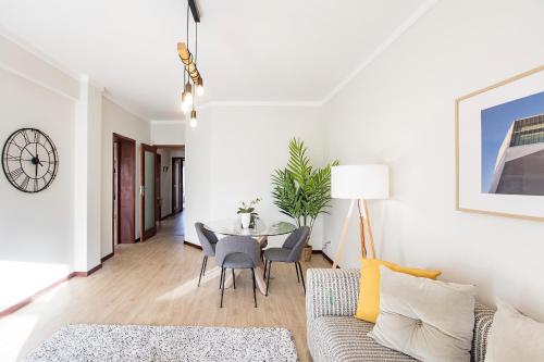 2BR Flat in Bonfim w/ AC & Balcony by LovelyStay