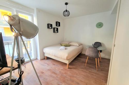 Postel nebo postele na pokoji v ubytování Le Poulorio 3 - Studio - Proche Gare By Locly