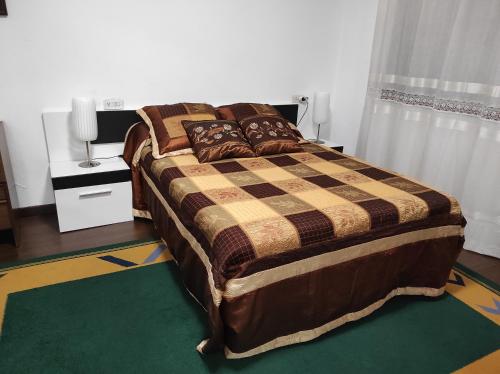 ein Schlafzimmer mit einem großen Bett in einem Zimmer in der Unterkunft Piso cangas in Cangas