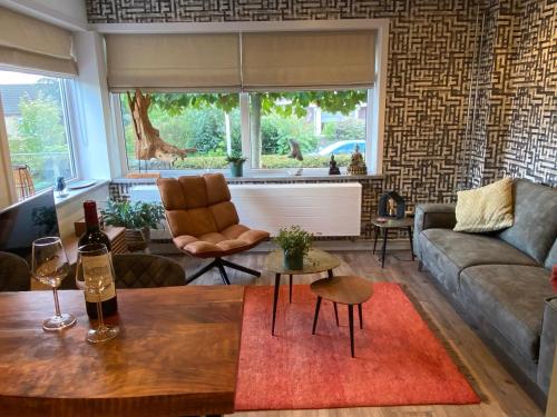 a living room with a couch and a table at BenB VoornePutten in Simonshaven