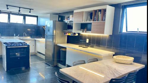 Dapur atau dapur kecil di Apartamento Oceano Praia Fortaleza