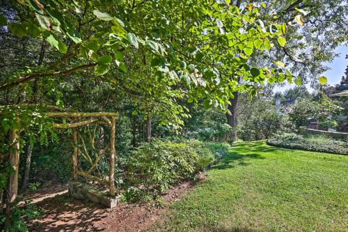 Un jardín fuera de Lush Elkin Home with Porch Views and Pool Table