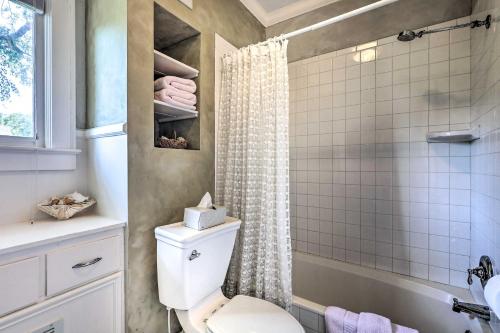 Un baño de Lush Elkin Home with Porch Views and Pool Table