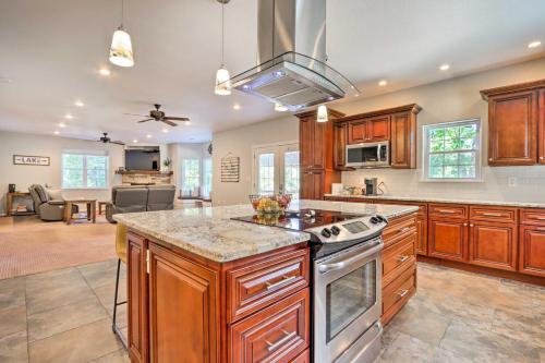 Η κουζίνα ή μικρή κουζίνα στο Dock and Jet Ski Slip Lakeside Sunrise Beach Home!