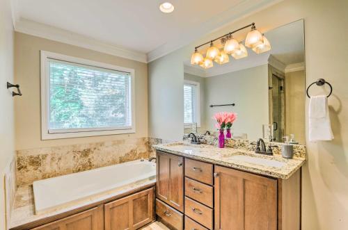 een badkamer met een bad, een wastafel en een bad bij Hartford Home with Updated Interior and Backyard! in Hartford