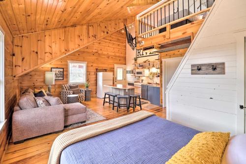芒廷维尤Updated Mtn View Studio with Loft - Near River!的一间卧室设有一张床、一间客厅和一间厨房