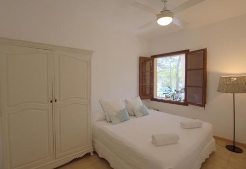 Habitación blanca con cama y ventana en Private Pool with sea views in Port of Andratx, en Andratx