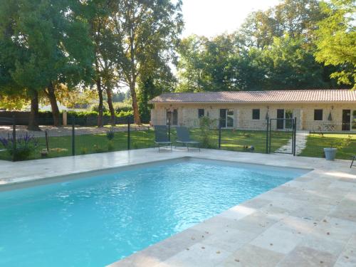 une piscine devant une maison dans l'établissement Gîtes les Bernes, à Saint-Pardon-de-Conques