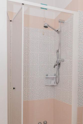 PalenaにあるHotel Terrazzo d'Abruzzoのバスルーム(壁に自転車が付いたシャワー付)