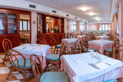 Hotel Terrazzo d'Abruzzo في Palena: مطعم به طاولات وكراسي به مفارش بيضاء