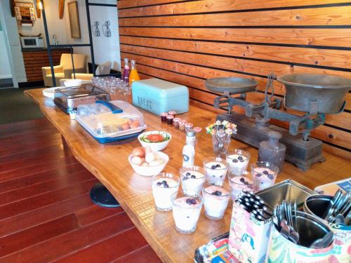 a wooden table with food and a mixer on it at B&B Katoo in Linne
