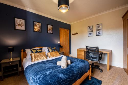um quarto com uma cama, uma secretária e uma cadeira em City Centre 3 Bed - Long Stay Offer - Free Parking em Canterbury