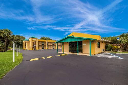 un estacionamiento vacío frente a un motel en Quality Inn White Springs Suwanee en Live Oak