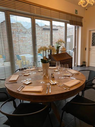 Una mesa con vasos y servilletas encima. en Kirisavan Bed&Breakfast, en Borgloon