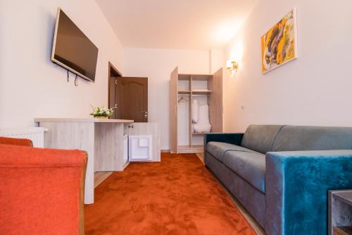 a living room with a couch and a television at Hotel Class in Brezoi