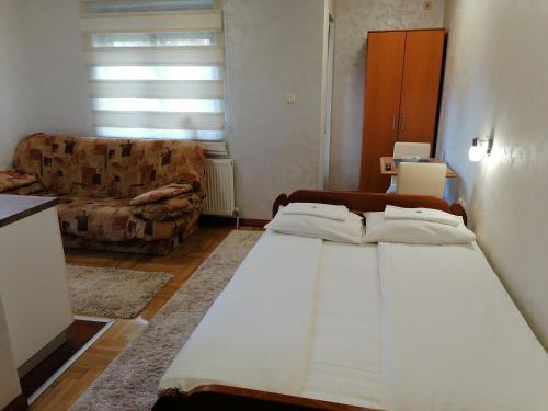 Ein Bett oder Betten in einem Zimmer der Unterkunft Zelenkada