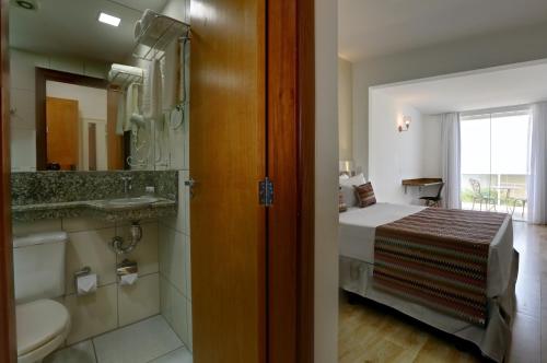 Bathroom sa Transamerica Fit Vitória Praia de Camburi