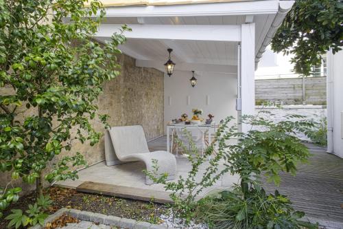d'une terrasse avec une chaise blanche et une table. dans l'établissement Appartement du Chêne - Welkeys, à Biarritz