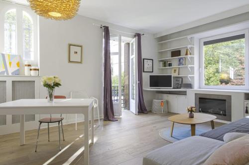 un salon avec une table blanche et un canapé dans l'établissement Appartement du Chêne - Welkeys, à Biarritz