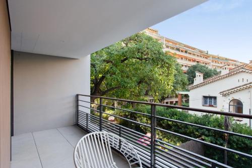 un balcon avec un banc et une vue sur une ville dans l'établissement Appartement Maréchal - Welkeys, à Cannes