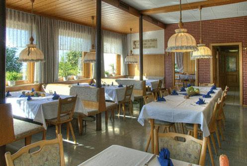 ein Esszimmer mit Tischen und Stühlen in einem Restaurant in der Unterkunft Landhotel Gasthof am Berg in Dornstadt