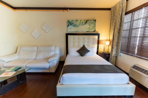 Säng eller sängar i ett rum på Tradewinds Apartment Hotel Miami Beach