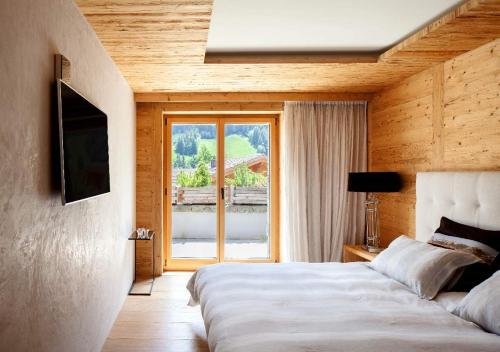 a bedroom with a bed and a large window at Regent Retreat by MC in Rougemont