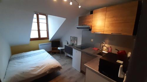 Kuchyň nebo kuchyňský kout v ubytování Studio 402 au 15 rue Battant à Besançon