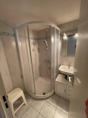 une salle de bain avec douche et lavabo dans l'établissement Maison dans les dunes, à Barbâtre