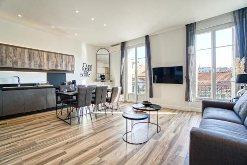 Superbe 3 pièces refait à neuf classé 4 étoiles avec ascenseur et balcon à pied de la plage et du palais des festivals