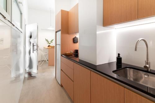 A kitchen or kitchenette at LOFT DESIGN GRANADA CENTER 2min CATHEDRAL FREE WIFI