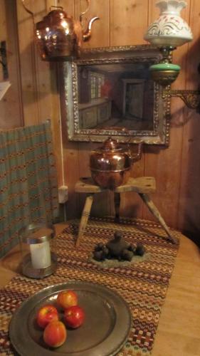a table with a plate of fruit and a mirror at Høvringen Fjellstue in Høvringen