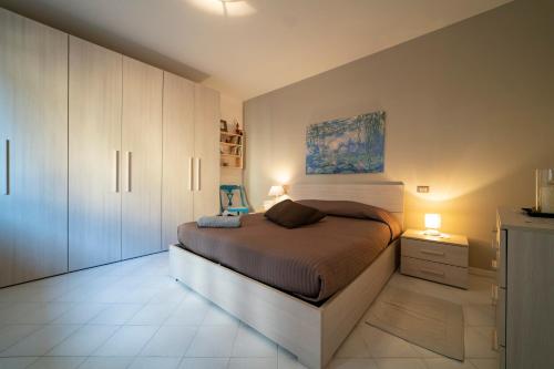 1 dormitorio con 1 cama y armario en SILTER - LA CASA NEL BORGO, en Marone