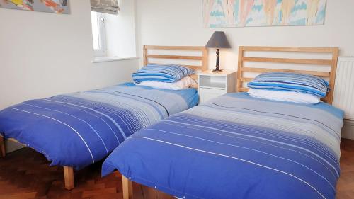 Tempat tidur dalam kamar di THE CREST- 4 BED SEA VIEW PROPERTY -TREARDDUR BAY