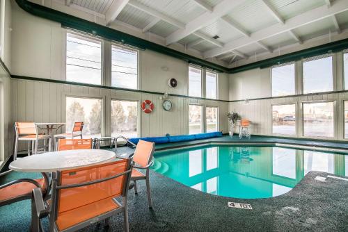 a swimming pool with a table and chairs and a table and a tablektop at Quality Inn Rutland in Rutland