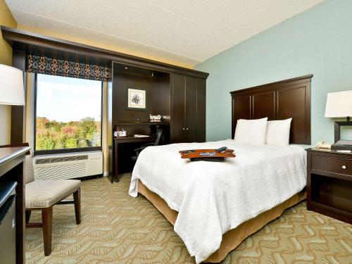 um quarto de hotel com uma cama grande e uma janela em Comfort Inn Saco - Old Orchard Beach em Saco