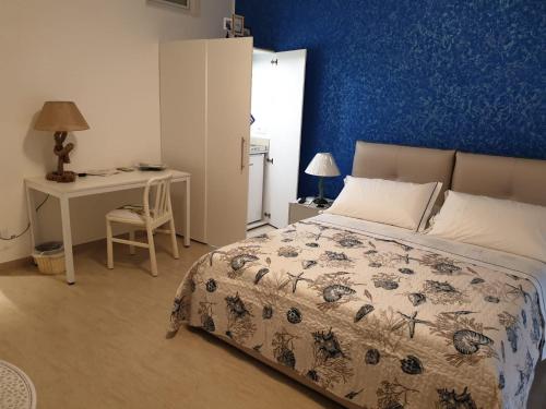 ボルディゲーラにあるL'approdoの青い壁のベッドルーム1室