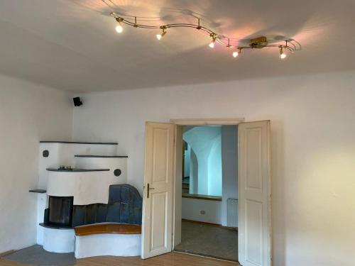 Zimmer mit einer Decke, einer Tür und Leuchten in der Unterkunft Schlaffburg in Klosterneuburg