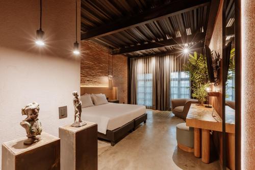 ein Schlafzimmer mit einem Bett und einem Sofa in einem Zimmer in der Unterkunft The Art Hotel Medellin in Medellín