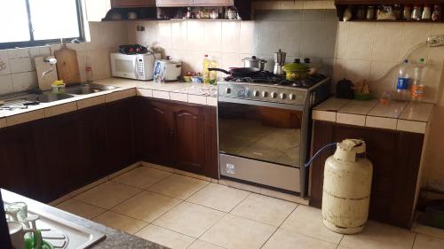 uma cozinha com um fogão e um lavatório em La Muralla em Cuenca