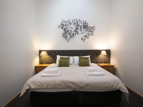 เตียงในห้องที่ Four Mile HutLarge Studio Apartment in Crackenback