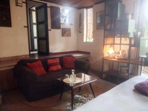 a living room with a couch and a table at Yolitia Wellness in Malinalco