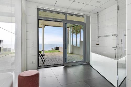 ein Bad mit einer Dusche und einer Glastür in der Unterkunft Luxury modern 5BR beach House for Weekend Getaways near Piteå in Piteå