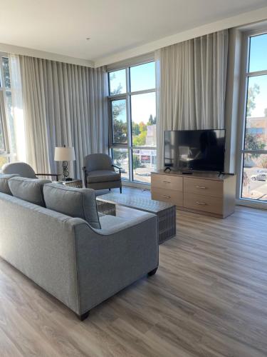a living room with a couch and a flat screen tv at Art House Hotel in Santa Rosa